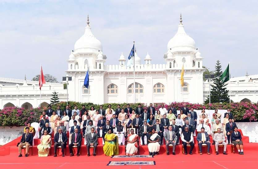 राष्ट्रपति ने विशिष्ट पूर्व छात्रों में शामिल माइक्रोसॉफ्ट के मुख्य कार्यकारी अधिकारी सत्या नडेला के साथ असाधारण योगदान के लिए एचपीएस की सराहना करते हुए विभिन्न क्षेत्रों, विशेष रूप से खेल में छात्रों के प्रोत्साहित करने पर खुशी व्यक्त की। उन्होंने कहा कि यह रचनात्मकता और महत्वपूर्ण सोच में योगदान देता है।