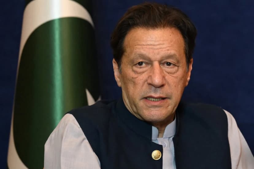 imran_khan_with_pakistani_flag_in_background.jpg