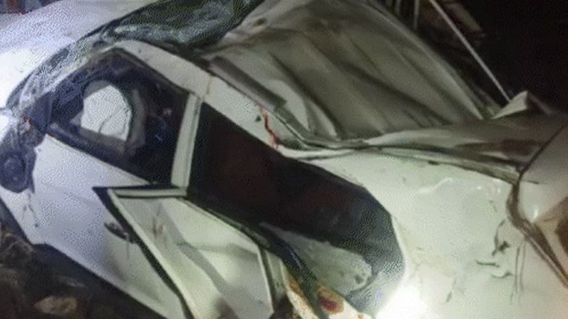 fierce-collision-between-2-cars-in-amroha.jpg