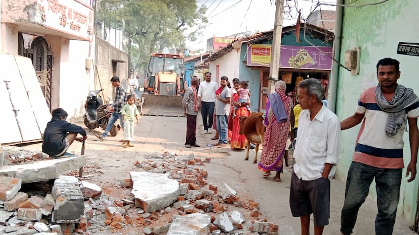 दूसरे दिन मलबा हटाने पहुंचे तो मोहल्लेवासियों ने किया जमकर विरोध