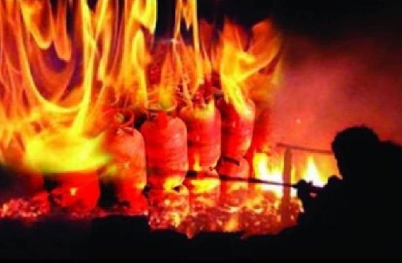 fire_in_illigal_gas_godown_more_than_thirty_gas_cylinder_blast_in_khandwa_mp.jpg