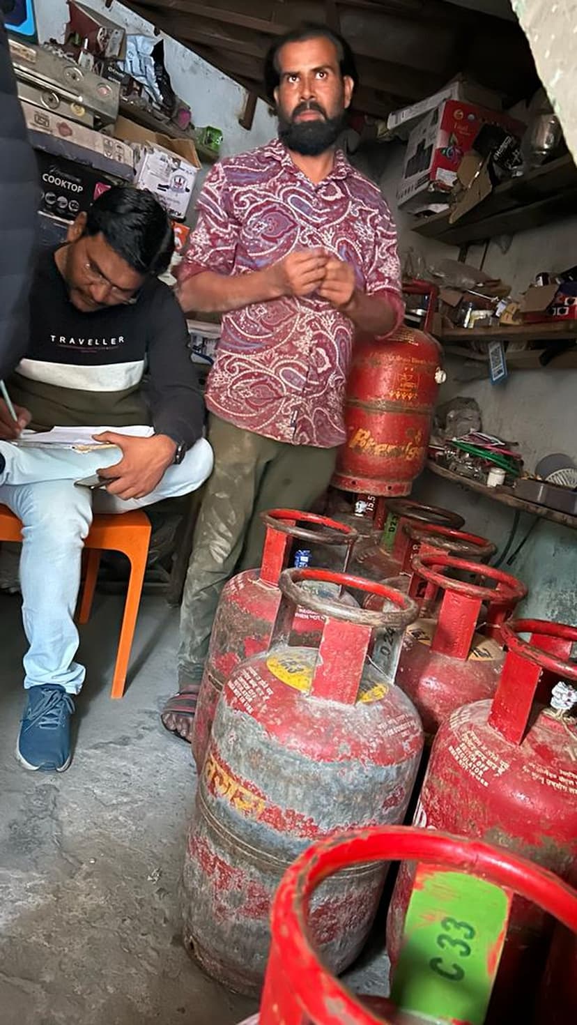 चक्की और जनरल स्टोर पर बिक रहे LPG गैस सिलेंडर