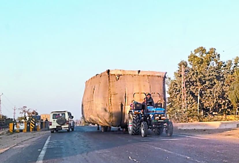 कोहरे में हादसों को आमंत्रित कर रहे चारे से भरे ओवरलोड वाहन