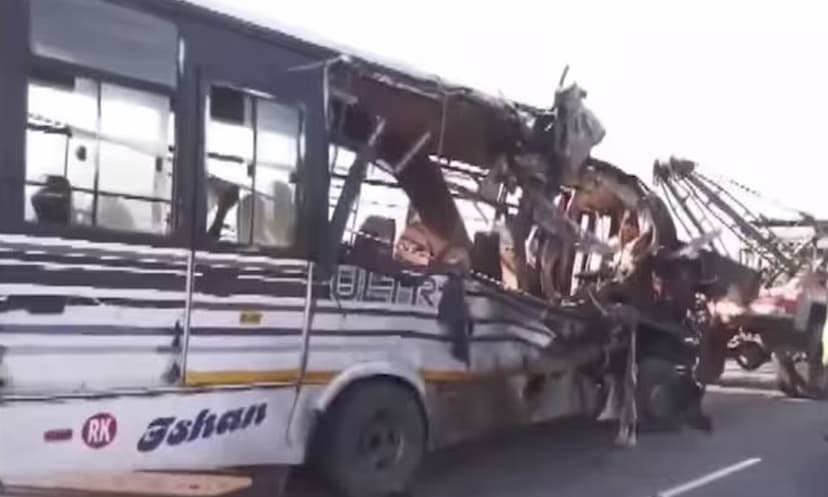 _bus_collides_with_truck_in_assam.jpg