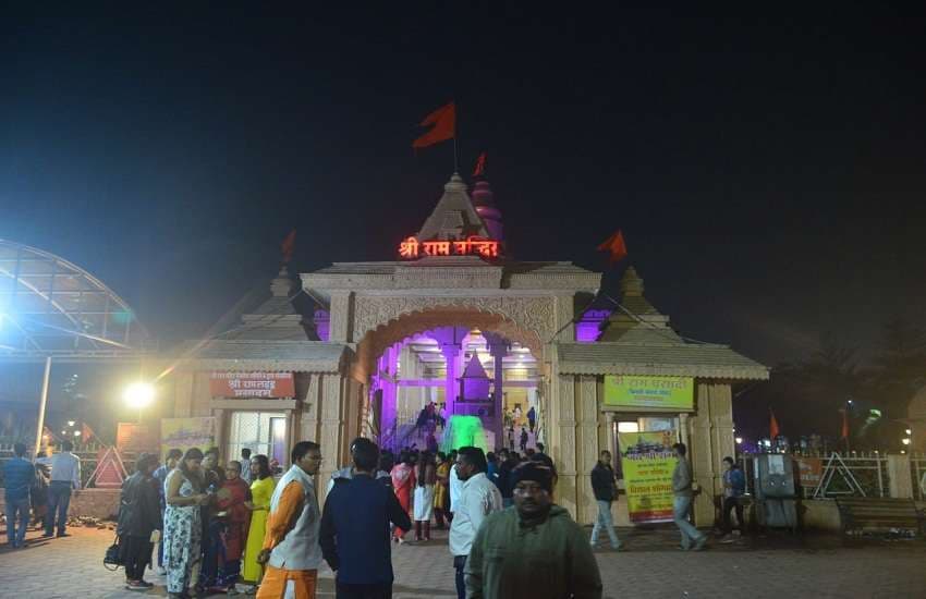 लाइट से सजा रायपुर का राम मंदिर 