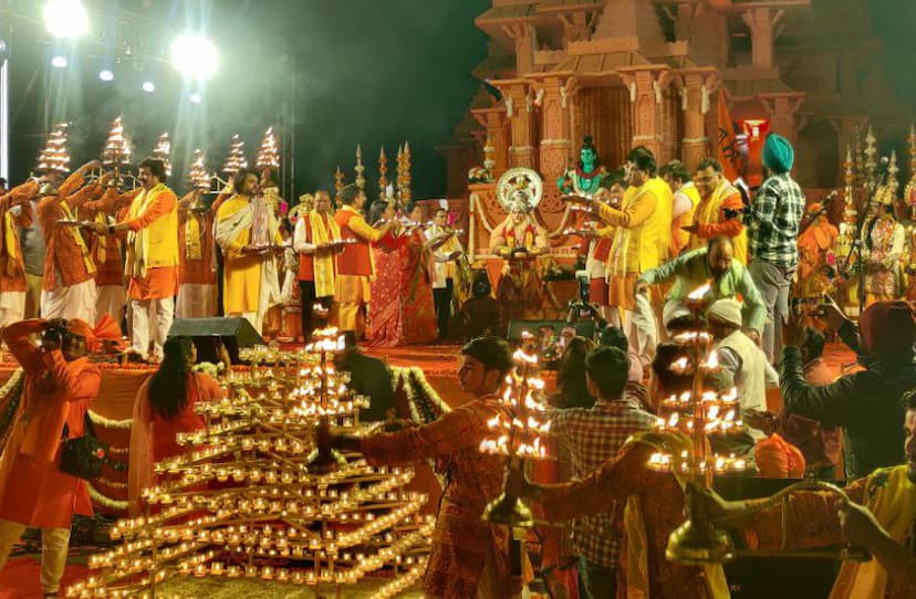 Ayodhya Pran Pratishtha: अयोध्या सी सज गई गुलाबी नगरी, दीपकों से हुई जगमग