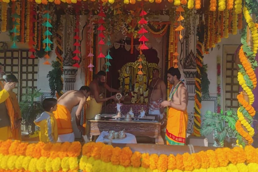 500 साल पुराने इस मंदिर में श्रीराम के तीन स्वरूपों की हुई 1000 नामों से पुष्पयाग अर्चना, उमड़े लोग