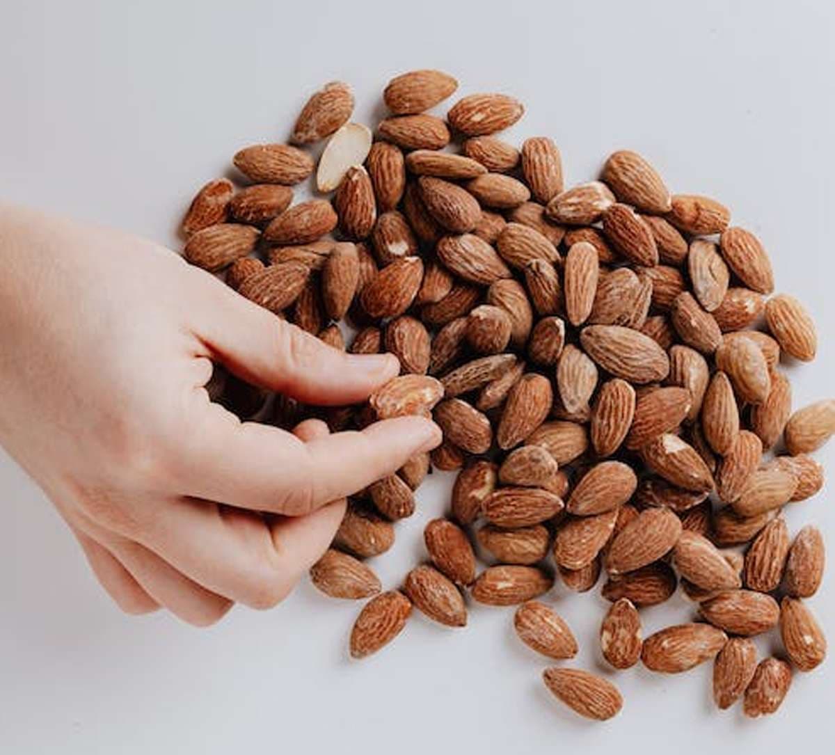 almonds-benefita-hindi.jpg