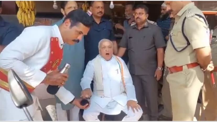  Kerala Governor Arif Mohammed Khan sat on strike in the middle of road 