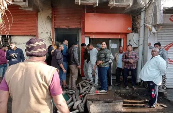 fire_in_bank_of_baroda_branch_office_khirkiya_harda_district_mp_news_in_hindi.jpg