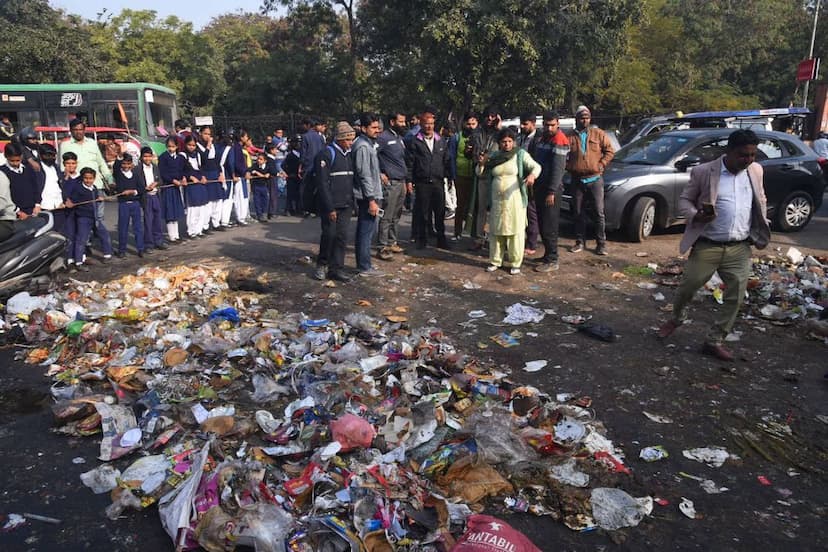 अफसर इंदौर से ले रहे सीख, यहां बच्चे उतरे सड़क पर