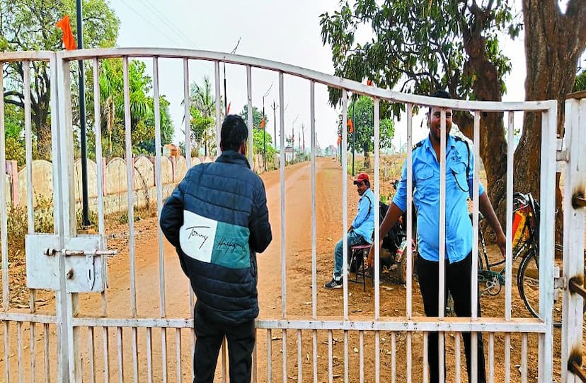 आईटी की टीम ने सोए कर्मचारियों को उठाकर मालिक के बारे में की पूछताछ, दस्तावेज खंगाल रहे ,आईटी की टीम ने सोए कर्मचारियों को उठाकर मालिक के बारे में की पूछताछ, दस्तावेज खंगाल रहे 