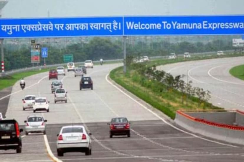 vehicles_kept_trampling_dead_body_of_an_old_man_on_yamuna_expressway_.jpg