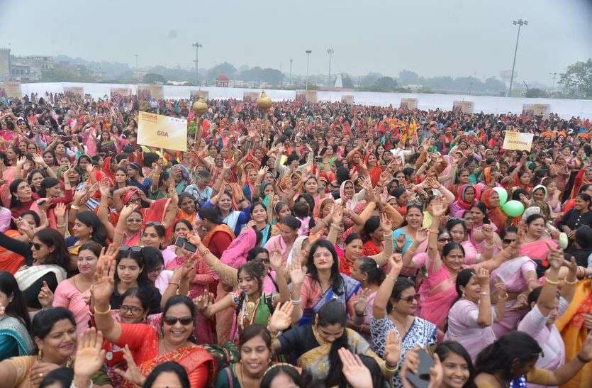 वन भारत वन साड़ी वाॅकथॉन में दिखी भारतीय संस्कृति की झलक।