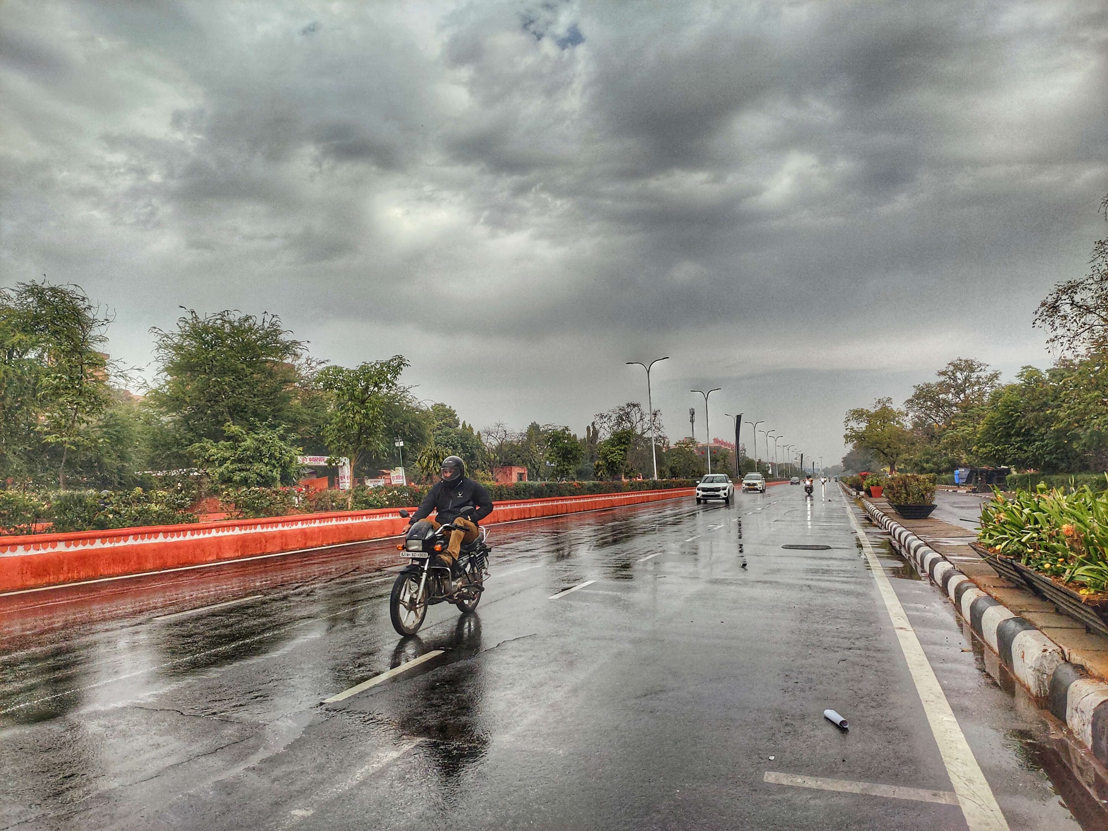 Light and heavy rain throughout the day in Jaipur city