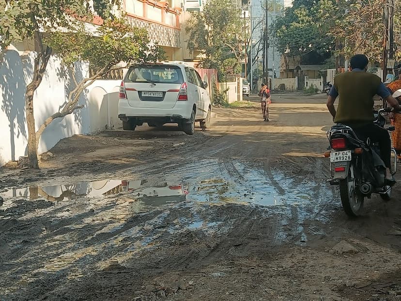 कॉलोनी में करोड़ों की लागत से बनी सड़कें, नालियों की कमी, रोड पर बह रहा गंदा पानी