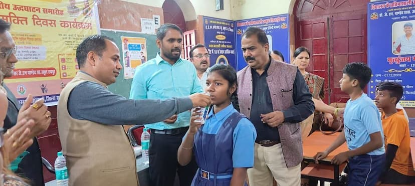 कलेक्टर डॉ गौरव कुमार सिंह बच्चों को कृमि नाशक दवा देते हुए स्कूल परिसर में
