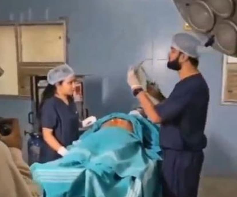 सरकारी अस्पताल के ओटी में  प्री-वेडिंग विडियो शूट पड़ा महंगा