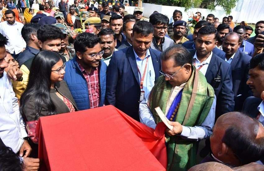 जशपुर जिले स्थित अपने गृह ग्राम बगिया में 'मुख्यमंत्री कैंप कार्यालय' का शुभारंभ किया।