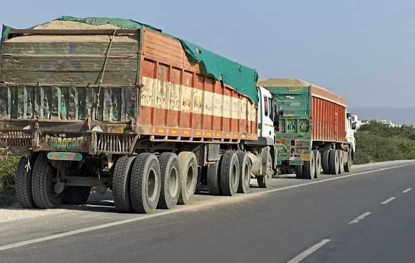 अधिकारियों की संवेदनहीनता के चलते रात के अंधेरे में हो रहा अवैध बजरी परिवहन