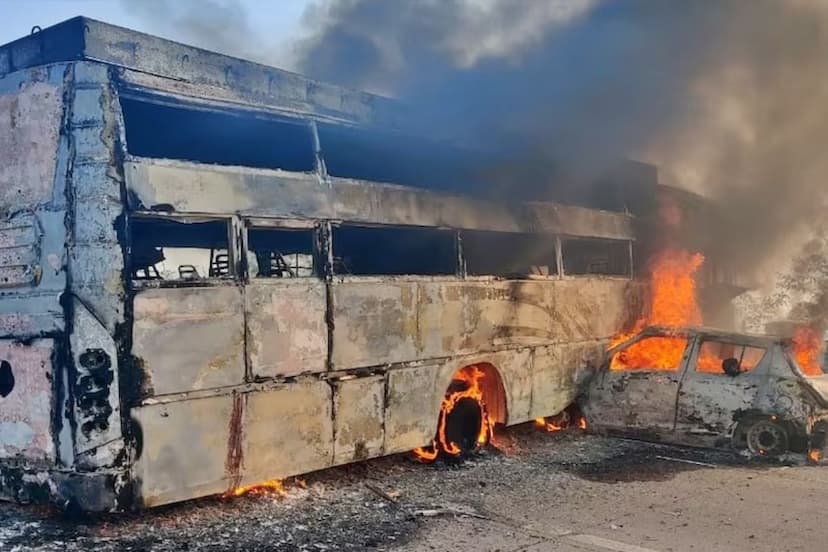 swift_rammed_into_bus_after_hitting_divider_5_people_in_car_burnt_alive_on_yamuna_expressway.jpg