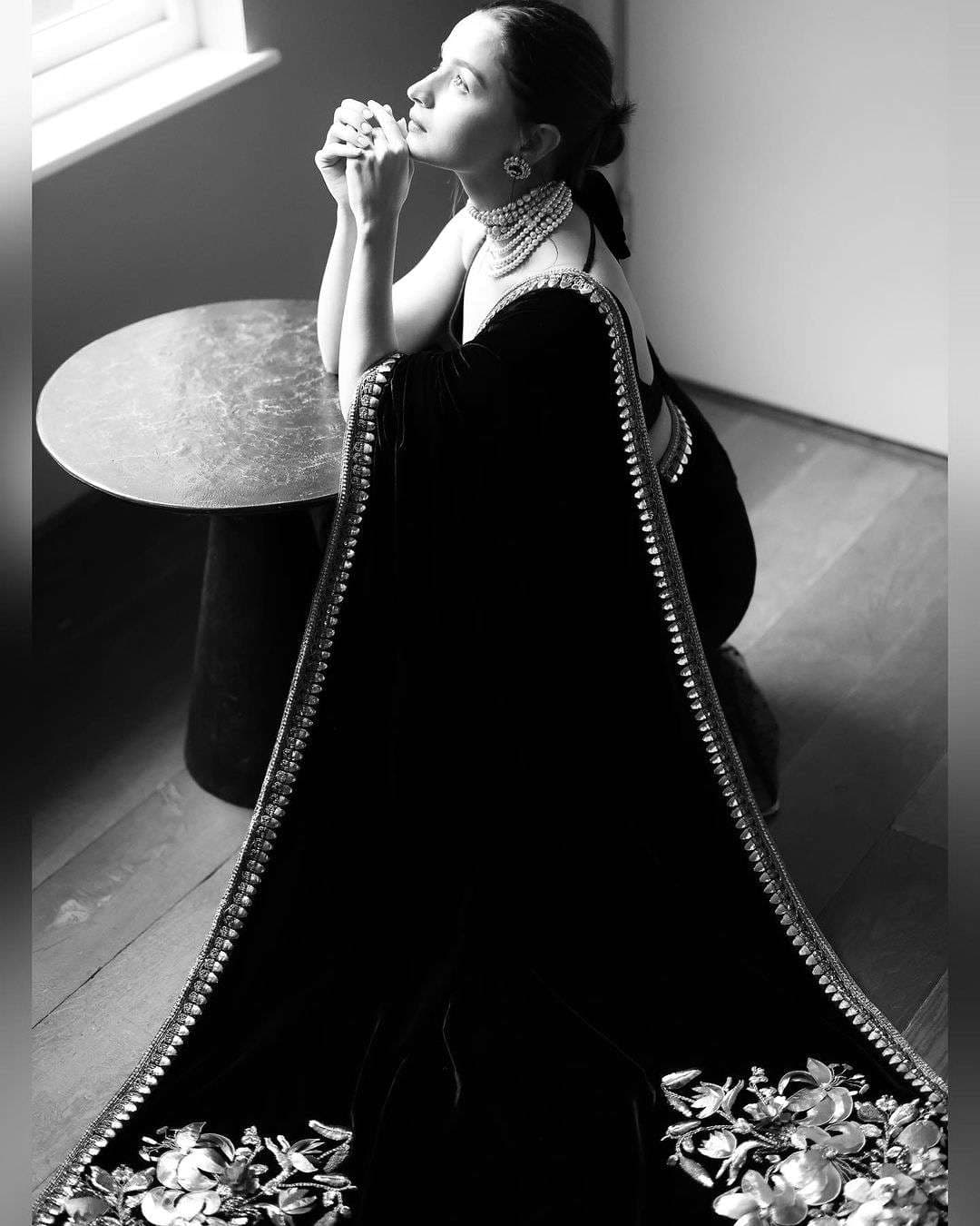 alia_bhatt_wore_traditional_black_saree_and_pearl_necklace_in_london4