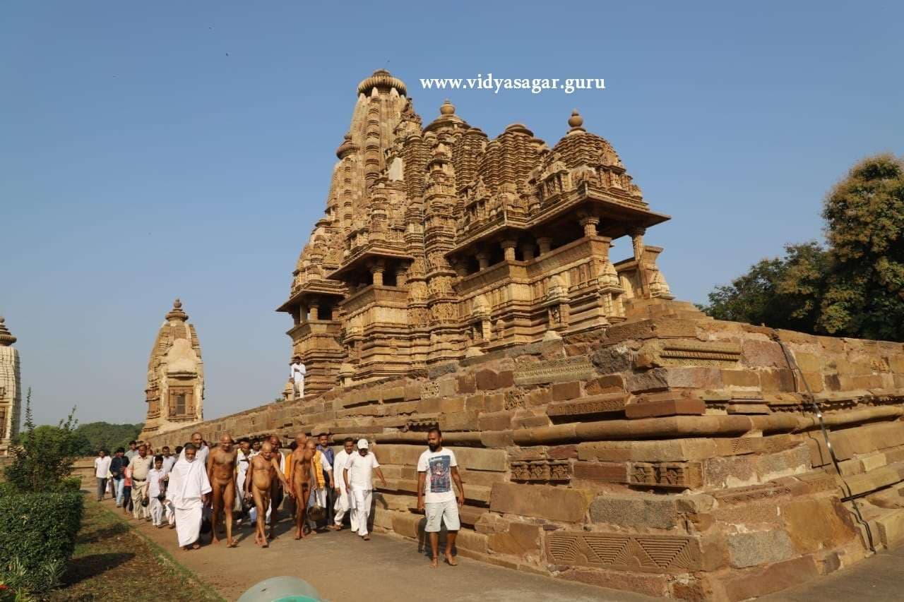  खजुराहो के मंदिर को देखते आचार्यश्री