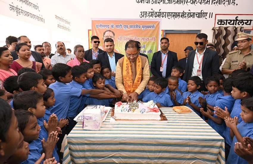 CM Vishnu Deo Sai Birthday: जन्मदिन पर मुख्यमंत्री साय ने जग्गनाथ भगवान से लिया आर्शिवाद, बच्चों के साथ काटा केक, देंखें PHOTOS