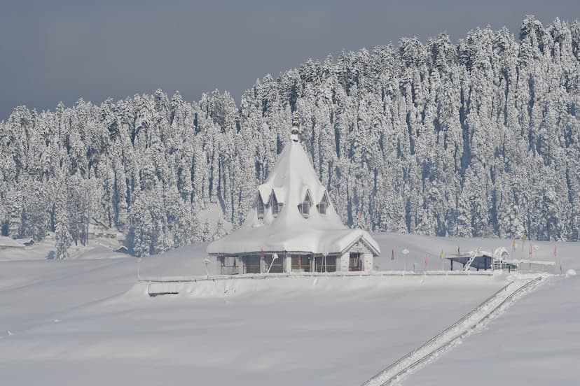 कश्मीर में मौसम में सुधार, राजमार्ग अभी तक बंद