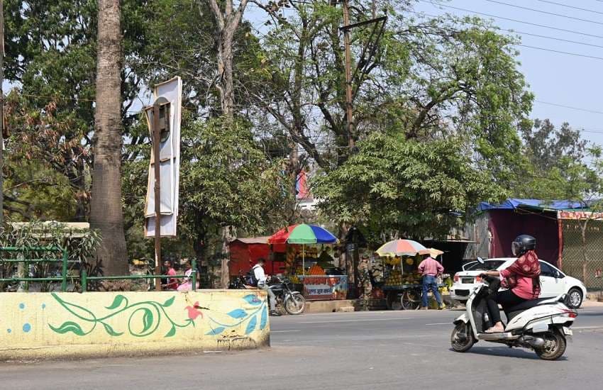 Wrong Side: उलटी दिशा में बिंदास सफर कर रहे राहगीर, नियमों का कर रहे उलंघन, देखिए PHOTOS