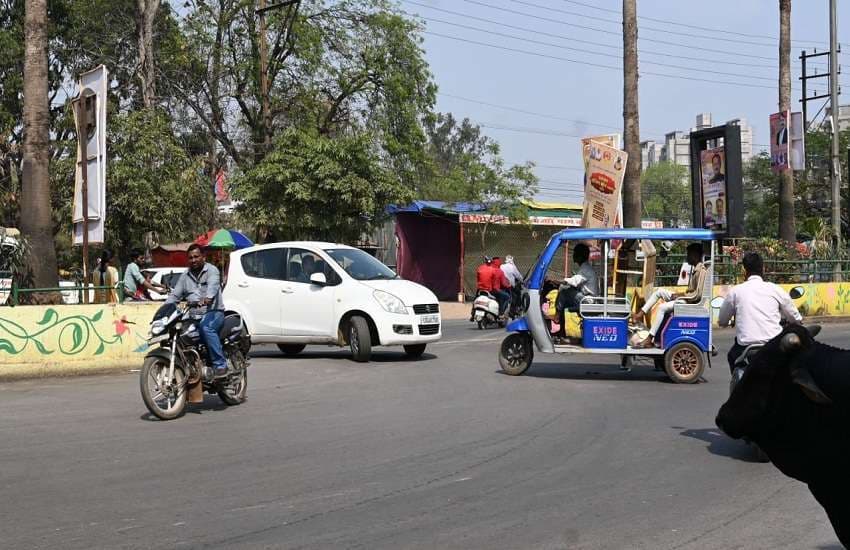 Wrong Side: उलटी दिशा में बिंदास सफर कर रहे राहगीर, नियमों का कर रहे उलंघन, देखिए PHOTOS