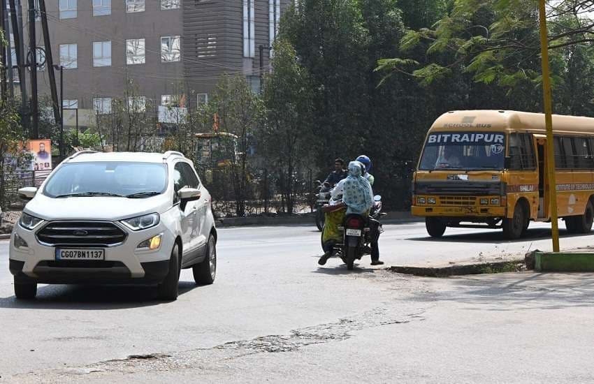 Wrong Side: उलटी दिशा में बिंदास सफर कर रहे राहगीर, नियमों का कर रहे उलंघन, देखिए PHOTOS