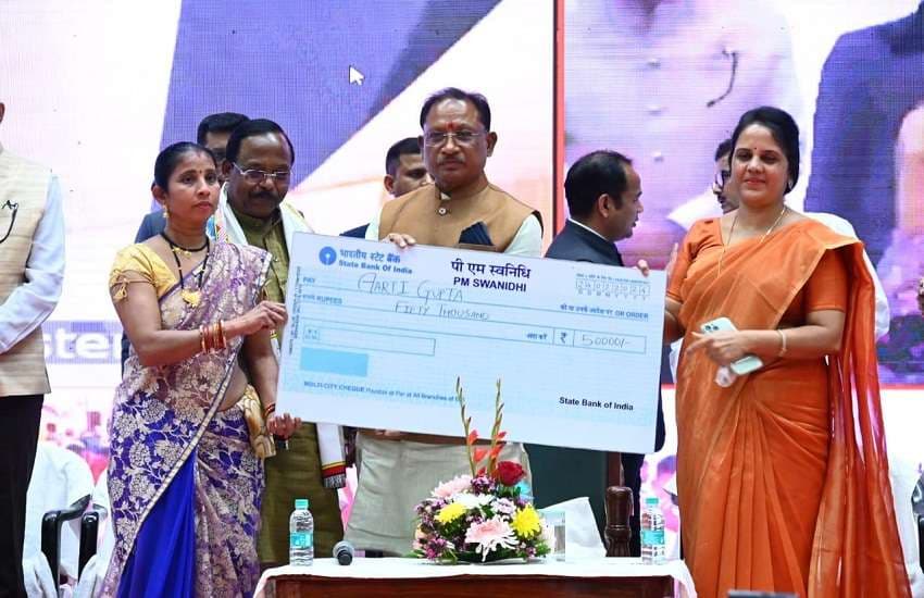 Viksit Bharat Sankalp Yatra: प्रधानमन्त्री मोदी को सुनने इंडोर स्टेडियम पहुंचे CM साय, हितग्राहियों को मिले पैसे, देखें PHOTOS