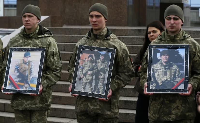 ukraine_soldiers_remembering_fallen_ones.jpg