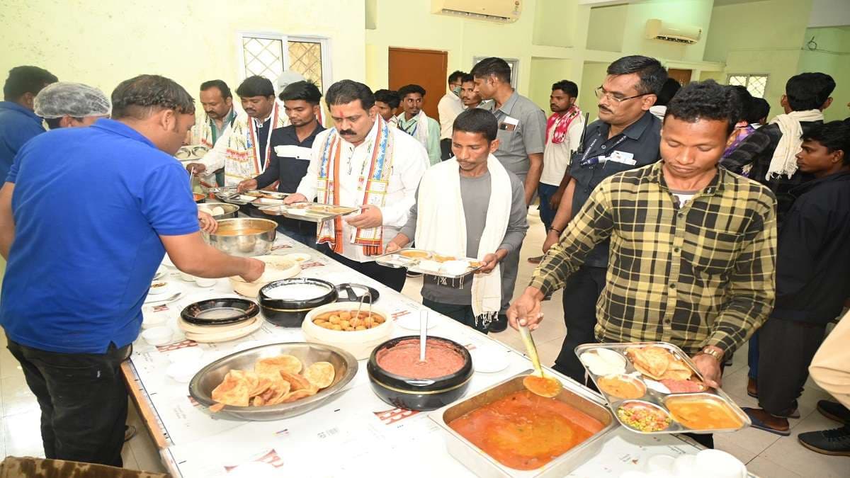 विकास की झलक देखने पहुंचे नक्सल प्रभावित क्षेत्र के युवा, देखिए PHOTOS