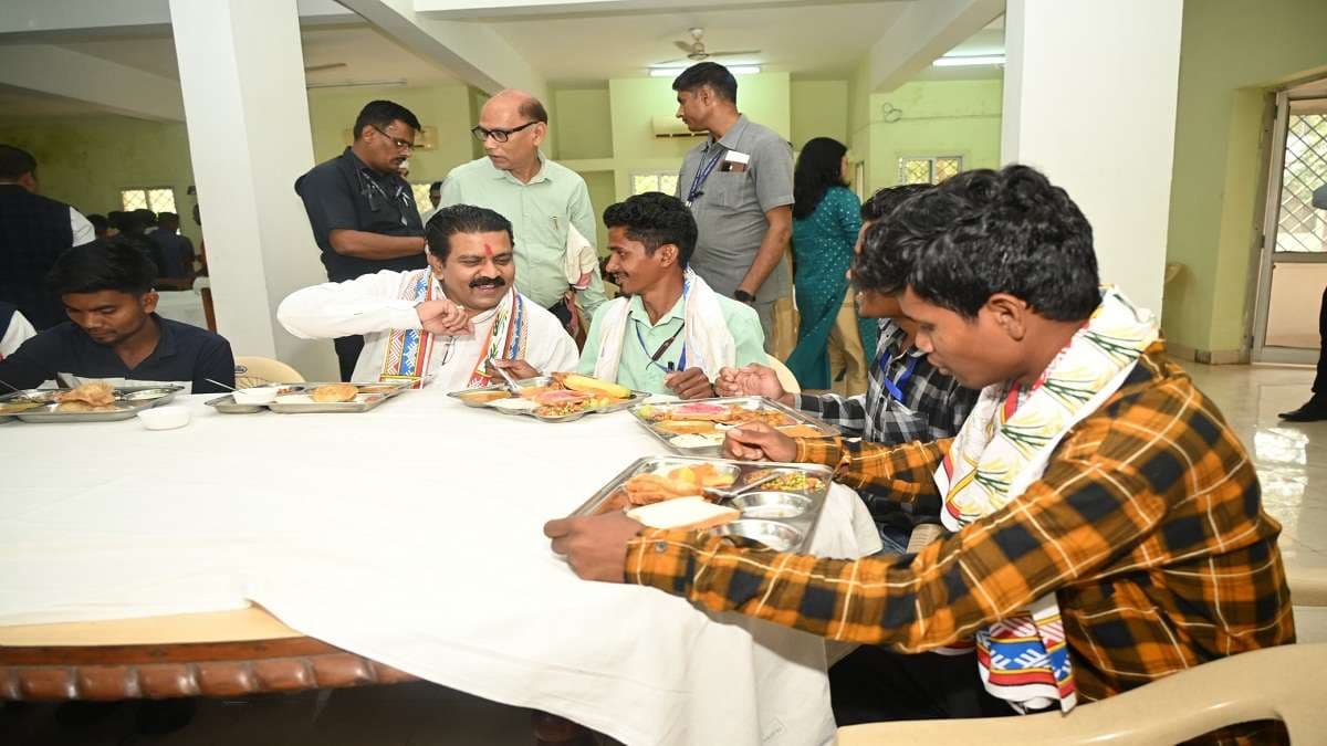 विकास की झलक देखने पहुंचे नक्सल प्रभावित क्षेत्र के युवा, देखिए PHOTOS