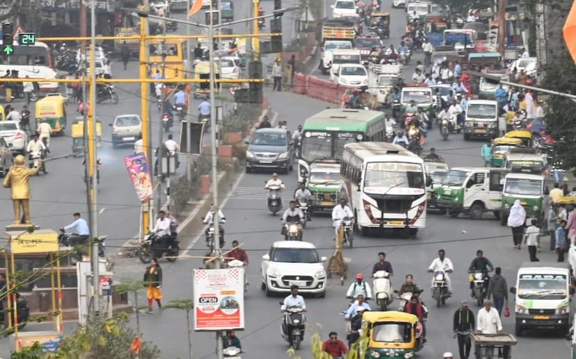 नहीं सुधर रही एबी रोड की सूरत, वाहन हो रहे गुत्थमगुत्था