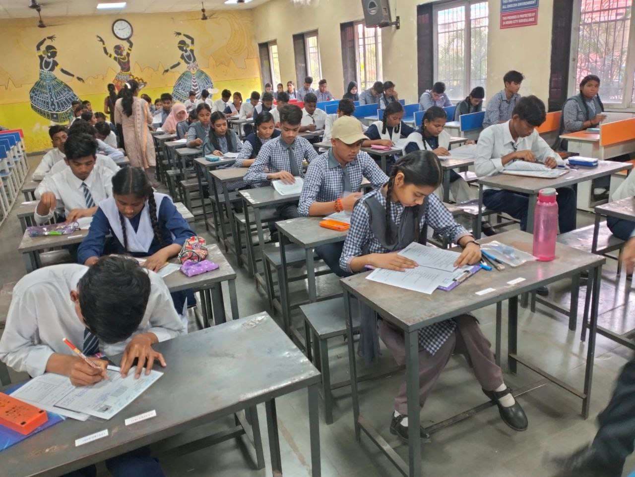 रायपुर@पं आरडीतिवारी स्कूल आत्मानंद अग्रेजी माध्यम आमापारा में परीक्षा देते छात्र। 