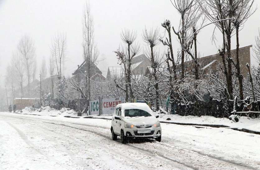 शोपियां जिले के ऊपरी इलाकों में शनिवार को बर्फबारी हुई जबकि जम्मू-कश्मीर के मैदानी इलाकों में शनिवार को बारिश हुई।