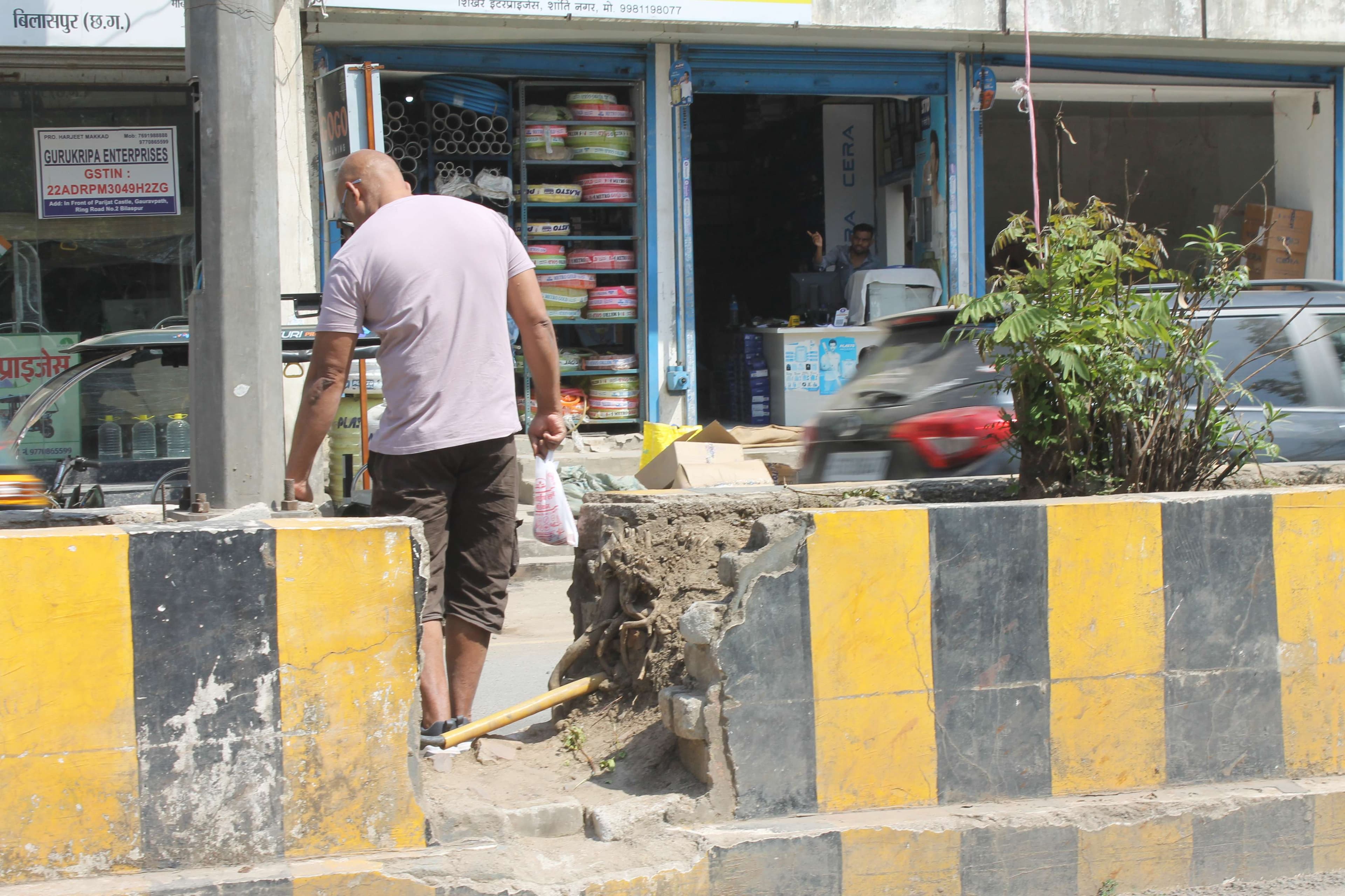 Ring Road 2, divider has become useless