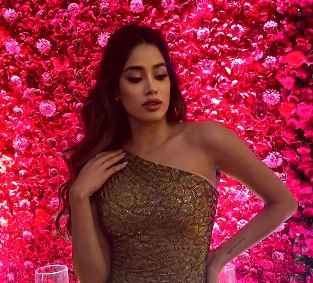 Janhvi Kapoor bold and beautiful photos viral on social media