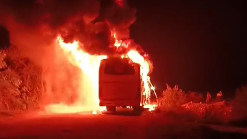 bus-caught-fire-in-amroha.jpg