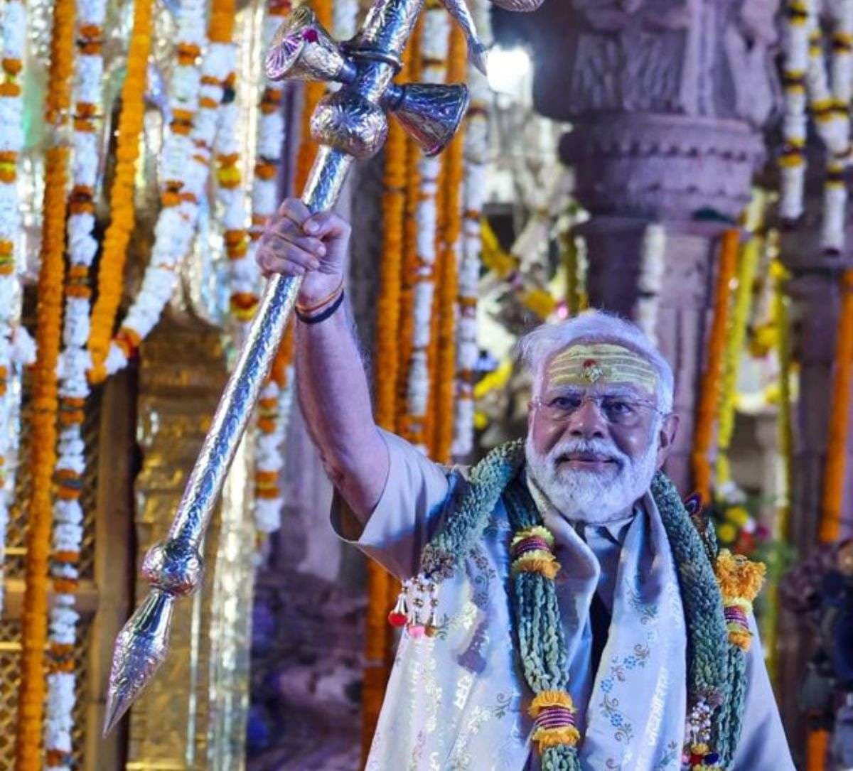 PM Modi in Baba Vishwanath temple 