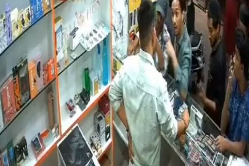   shopkeeper was playing bhajan during Azaan group of Muslim boys beat him in Karnataka 