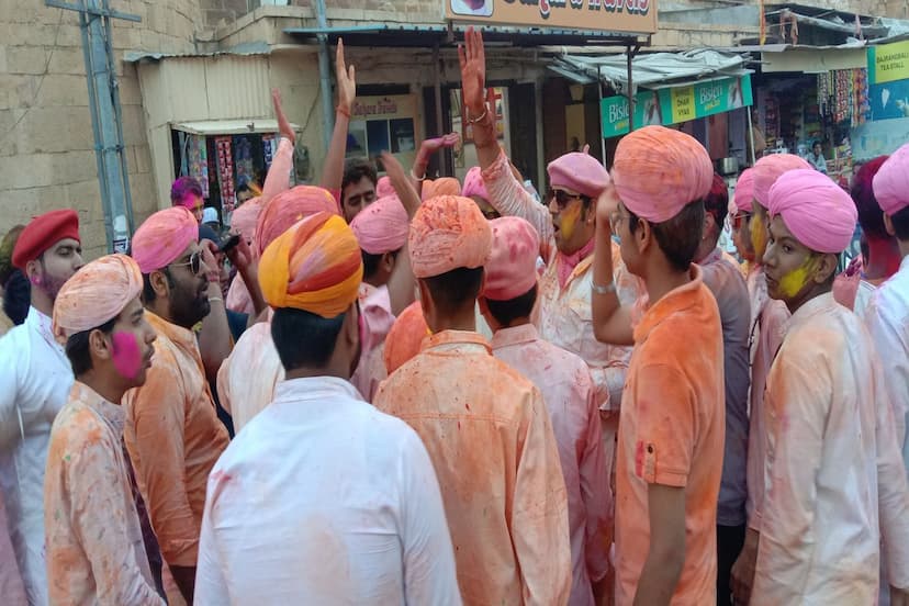 Holi special: यहां मान्याएं है तो जज्बात भी: शहर से गांव तक उत्साह का ज्वार और बिखरे उल्लास के रंग