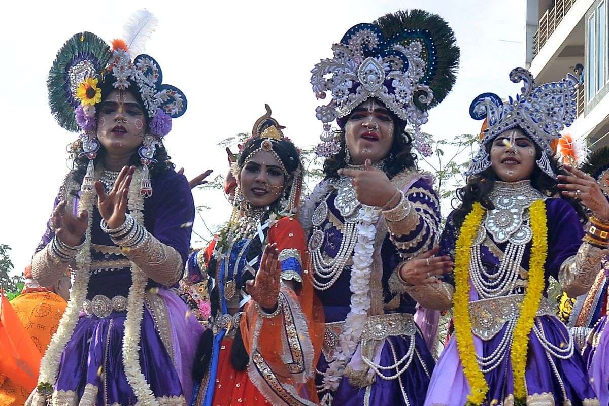 शिक्षा नगरी में मच गयो फाग, राधे कृष्ण की भक्ति को चढ़ गयो रंग...देखिए तस्वीरें