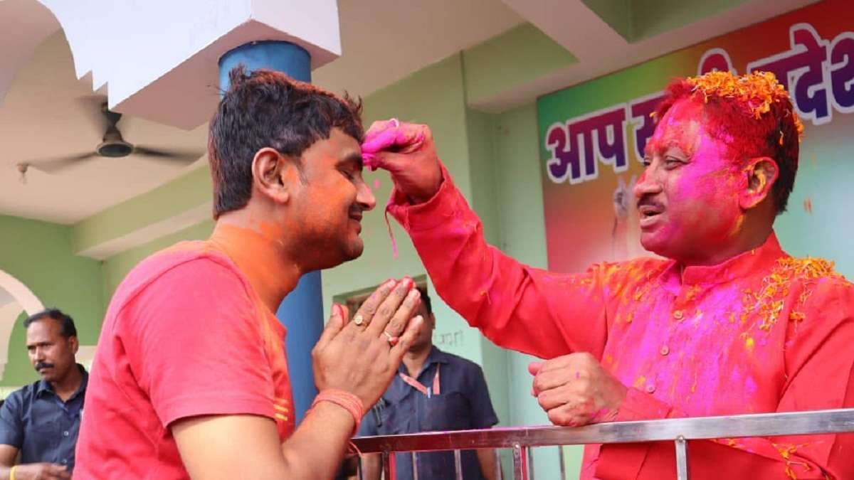 Happy Holi: होलिया में उड़े रे गुलाल... परिवार वालों को CM विष्णु देव साय ने लगाया अबीर-गुलाल, देखें PHOTOS