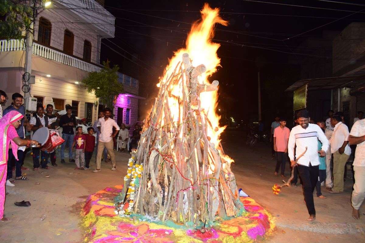 होली के रंगों संग  गरबा नृत्य