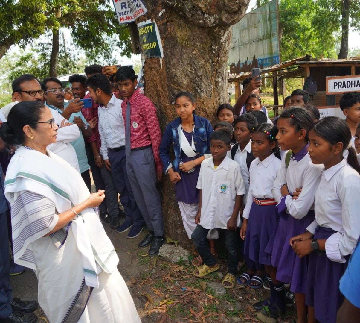 सांप पर भरोसा किया जा सकता है, पर इस पर नहीं: ममता