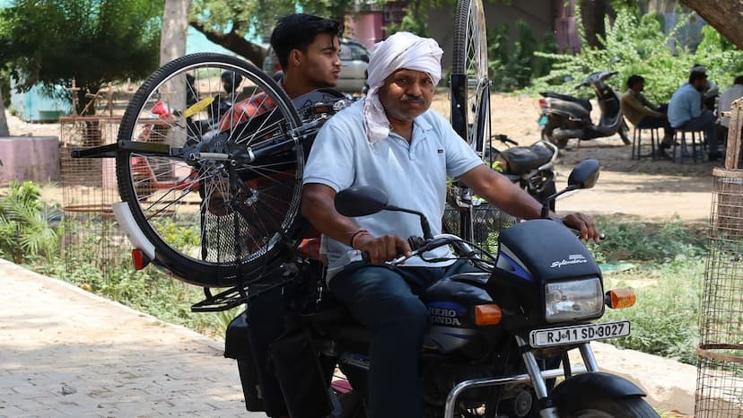 नि:शुल्क साइकिलें चलने में असमर्थ, बाइक पर लेकर गए अभिभावक Unable to ride free bicycles, parents took them on bike